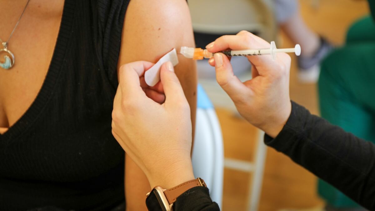 Tiêm Vắc-Xin Một Bên Tay